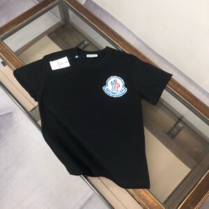 P75 💥 MON*CLER 蒙口 最新款短袖T恤，绝对的顶级爆款，胸前印花logo立体精美，细节处处动人，非常独特的设计，大气，简约，基础，耐看，但又独具风格，结合了一款优质短袖的所有特点，百搭有型，轻松的就能营造各种风格！黄金比例的衣身裁剪设计，客供定制面料，亲肤透气，非常享受的穿着感，让人一看便觉得非常的高级不凡！ 颜色：白色 黑色 码数：M-3XL（下单请报身高体重！）