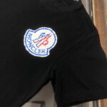 weigou_224069_3_5649ff0b32 P75 💥 MON*CLER 蒙口 最新款短袖T恤,绝对的顶级爆款,胸前印花logo立体精美,细节处处动人,非常独特的设计,大气,简约,基础,耐看,但又独具风格,结合了一款优质短袖的所有特点,百搭有型,轻松的就能营造各种风格!黄金比例的衣身裁剪设计,客供定制面料,亲肤透气,非常享受的穿着感,让人一看便觉得非常的高级不凡! 颜色:白色 黑色 码数:M-3XL(下单请报身高体重!)
