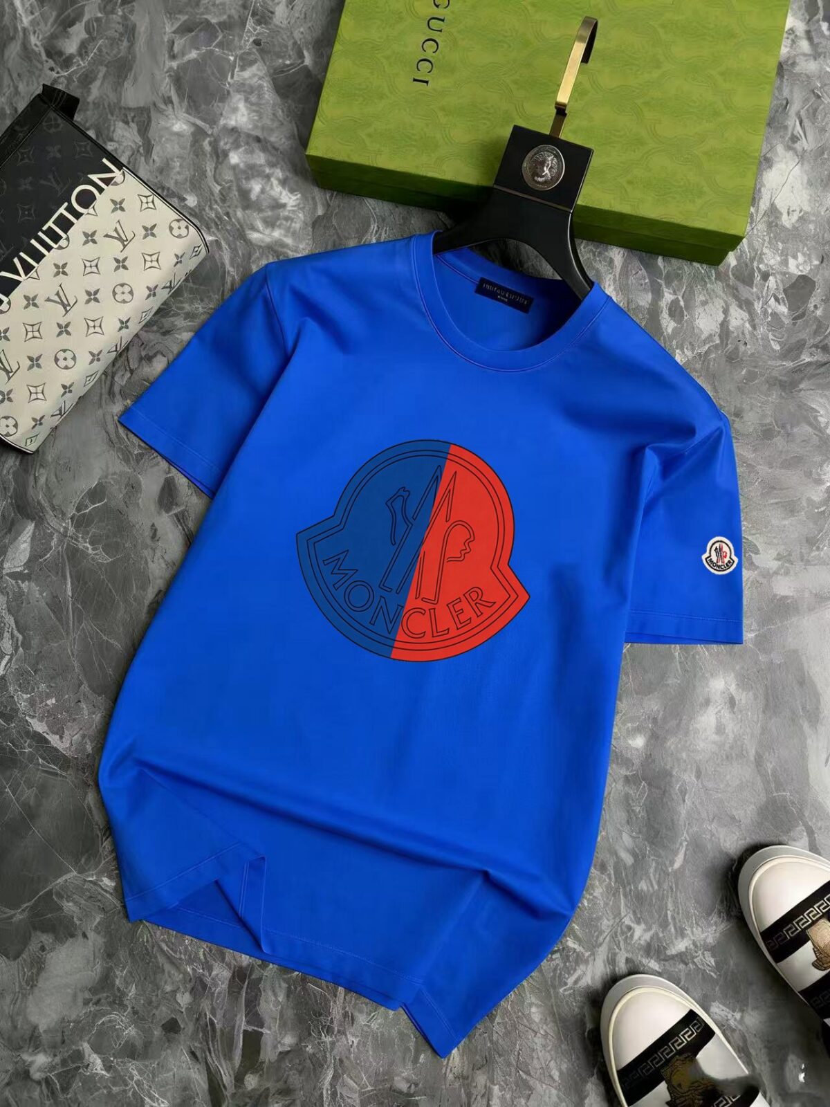 P70 品牌： 蒙口 (胖子福音)原单男士休闲短袖T恤，2026春夏新品，定制胸前顶级logo 工艺、搭配整件细节 品质及剪裁设计都堪称一流，定制进口丝光棉面料！型格十足，配色轻熟百搭。M-5XL(穿到220斤)
