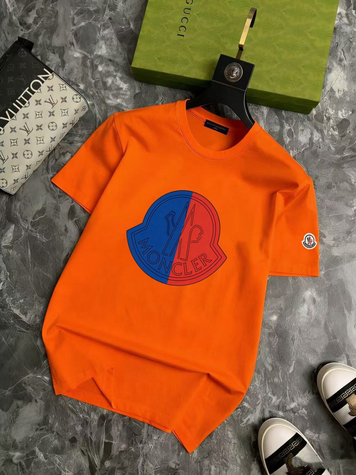 P70 品牌： 蒙口 (胖子福音)原单男士休闲短袖T恤，2026春夏新品，定制胸前顶级logo 工艺、搭配整件细节 品质及剪裁设计都堪称一流，定制进口丝光棉面料！型格十足，配色轻熟百搭。M-5XL(穿到220斤)