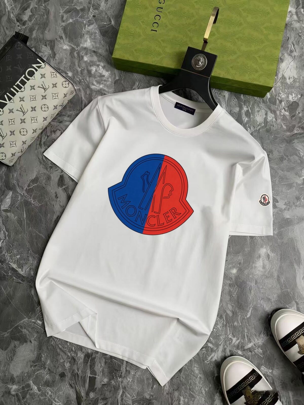 P70 品牌： 蒙口 (胖子福音)原单男士休闲短袖T恤，2026春夏新品，定制胸前顶级logo 工艺、搭配整件细节 品质及剪裁设计都堪称一流，定制进口丝光棉面料！型格十足，配色轻熟百搭。M-5XL(穿到220斤)