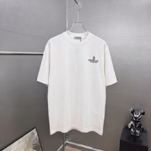 P80 moncle～ 蒙口刺绣字母徽章 《区别通货面料》7a抗菌短袖tee 负离子上身十分舒适，男女同款半袖，落肩宽松版型 颜色: 黑色 白色 咖啡色 尺码：S（90-130斤） M（125-150斤） L（135-165斤） XL（160-190斤） XXL（185-220斤）