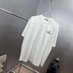 P80 moncle～ 蒙口刺绣字母徽章 《区别通货面料》7a抗菌短袖tee 负离子上身十分舒适，男女同款半袖，落肩宽松版型 颜色: 黑色 白色 咖啡色 尺码：S（90-130斤） M（125-150斤） L（135-165斤） XL（160-190斤） XXL（185-220斤）