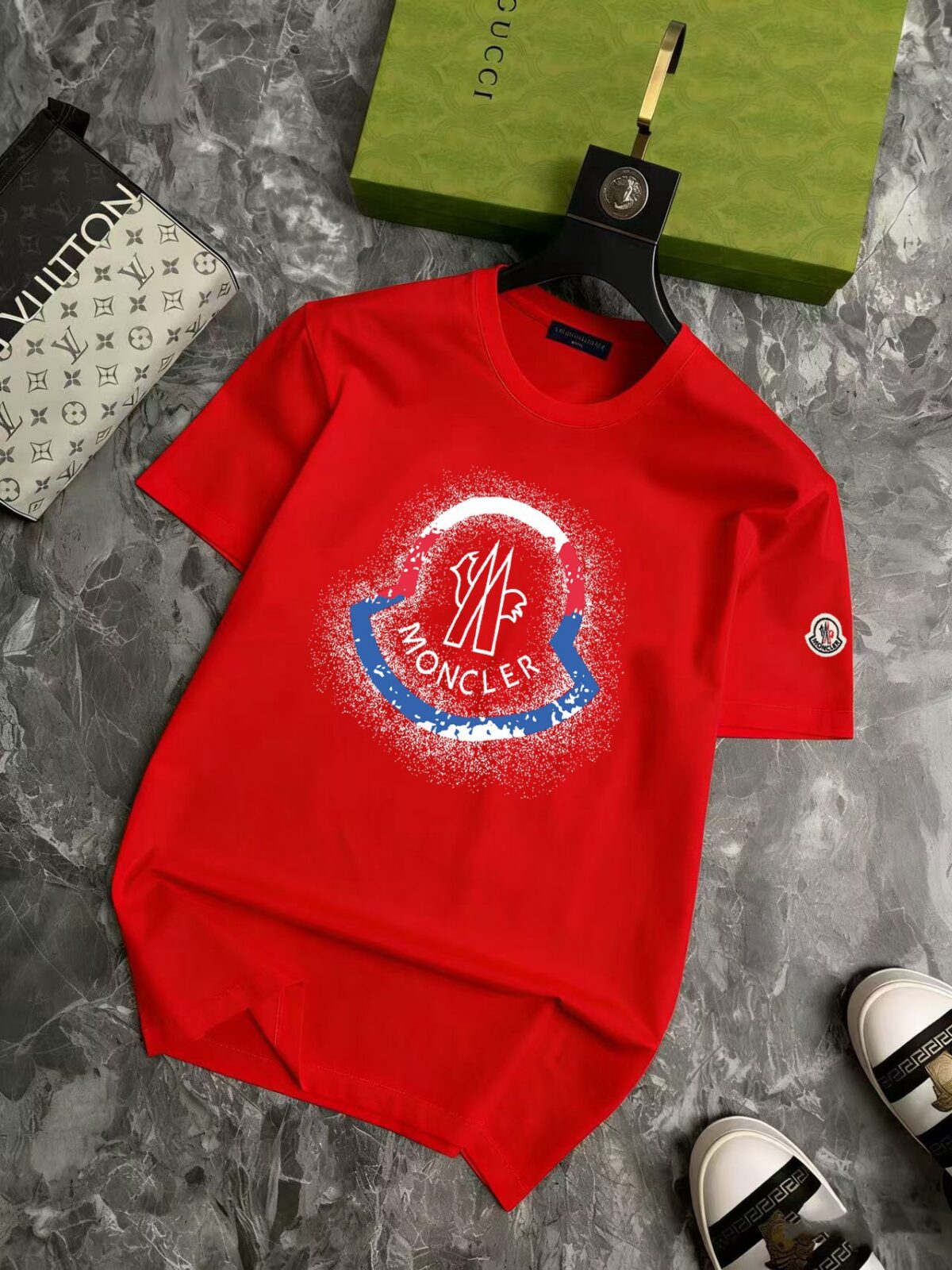 P70 品牌： 蒙口 (胖子福音)原单男士休闲短袖T恤，2026春夏新品，定制胸前顶级logo 工艺、搭配整件细节 品质及剪裁设计都堪称一流，定制进口丝光棉面料！型格十足，配色轻熟百搭。M-5XL(穿到220斤)
