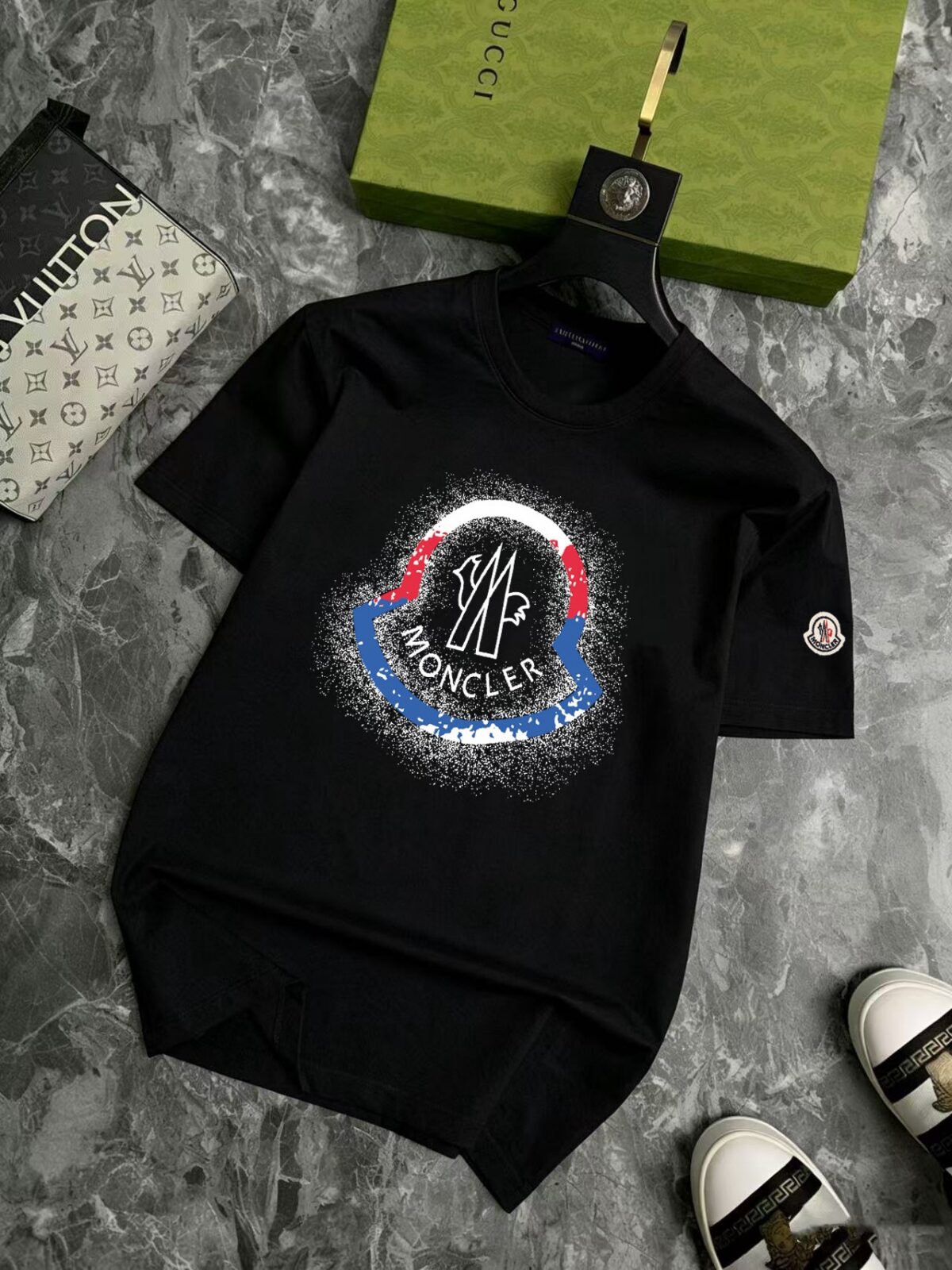 P70 品牌： 蒙口 (胖子福音)原单男士休闲短袖T恤，2026春夏新品，定制胸前顶级logo 工艺、搭配整件细节 品质及剪裁设计都堪称一流，定制进口丝光棉面料！型格十足，配色轻熟百搭。M-5XL(穿到220斤)