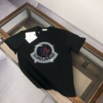 P75 💥 MON*CLER 蒙口 最新款情侣款圆领短袖 情侣T恤～ 春夏新品 高品质 🔥🔥时尚百搭潮款 定制进口面料 ！穿着舒适 透气 时尚不失个性 上身休闲随性 帅气有型 彰显大牌气质！！ 颜色：黑色 白色 尺码：M-3XL ( 下单请报身高体重)