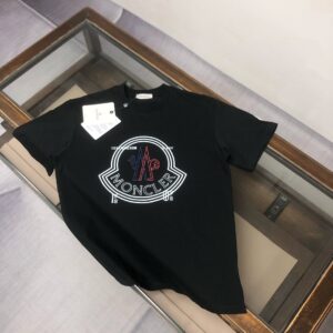 P75 💥 MON*CLER 蒙口 最新款情侣款圆领短袖 情侣T恤～ 春夏新品 高品质 🔥🔥时尚百搭潮款 定制进口面料 ！穿着舒适 透气 时尚不失个性 上身休闲随性 帅气有型 彰显大牌气质！！ 颜色：黑色 白色 尺码：M-3XL ( 下单请报身高体重)