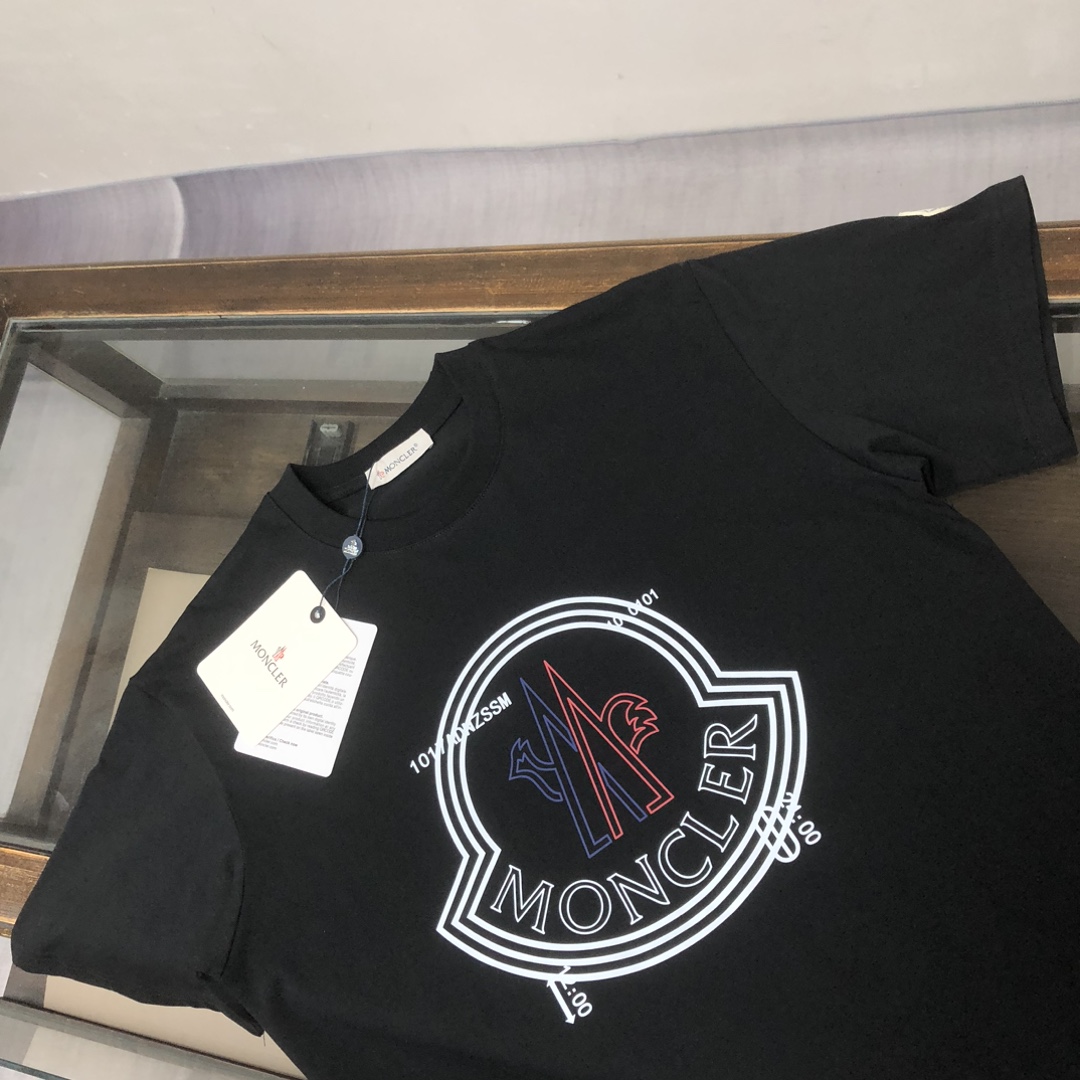 P75 💥 MON*CLER 蒙口 最新款情侣款圆领短袖 情侣T恤～ 春夏新品 高品质 🔥🔥时尚百搭潮款 定制进口面料 ！穿着舒适 透气 时尚不失个性 上身休闲随性 帅气有型 彰显大牌气质！！ 颜色：黑色 白色 尺码：M-3XL ( 下单请报身高体重)
