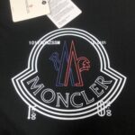 P75 💥 MON*CLER 蒙口 最新款情侣款圆领短袖 情侣T恤～ 春夏新品 高品质 🔥🔥时尚百搭潮款 定制进口面料 ！穿着舒适 透气 时尚不失个性 上身休闲随性 帅气有型 彰显大牌气质！！ 颜色：黑色 白色 尺码：M-3XL ( 下单请报身高体重)