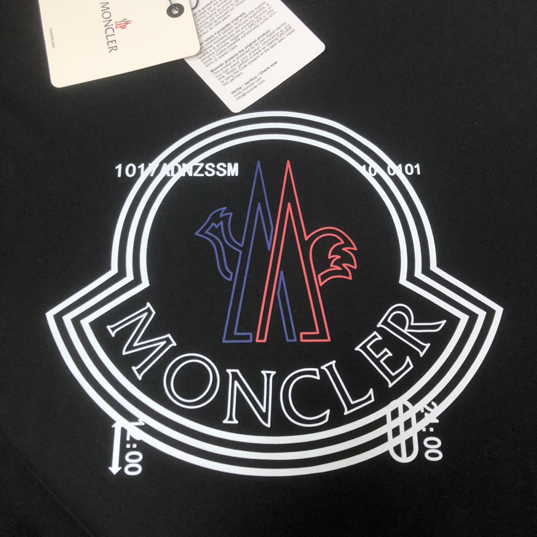P75 💥 MON*CLER 蒙口 最新款情侣款圆领短袖 情侣T恤～ 春夏新品 高品质 🔥🔥时尚百搭潮款 定制进口面料 ！穿着舒适 透气 时尚不失个性 上身休闲随性 帅气有型 彰显大牌气质！！ 颜色：黑色 白色 尺码：M-3XL ( 下单请报身高体重)