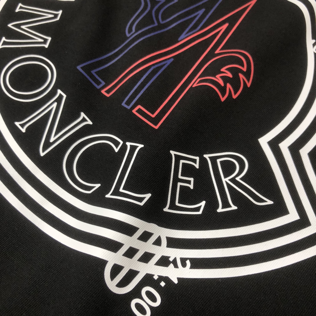 P75 💥 MON*CLER 蒙口 最新款情侣款圆领短袖 情侣T恤～ 春夏新品 高品质 🔥🔥时尚百搭潮款 定制进口面料 ！穿着舒适 透气 时尚不失个性 上身休闲随性 帅气有型 彰显大牌气质！！ 颜色：黑色 白色 尺码：M-3XL ( 下单请报身高体重)
