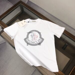 P75 💥 MON*CLER 蒙口 最新款情侣款圆领短袖 情侣T恤～ 春夏新品 高品质 🔥🔥时尚百搭潮款 定制进口面料 ！穿着舒适 透气 时尚不失个性 上身休闲随性 帅气有型 彰显大牌气质！！ 颜色：黑色 白色 尺码：M-3XL ( 下单请报身高体重)