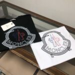 P75 💥 MON*CLER 蒙口 最新款情侣款圆领短袖 情侣T恤～ 春夏新品 高品质 🔥🔥时尚百搭潮款 定制进口面料 ！穿着舒适 透气 时尚不失个性 上身休闲随性 帅气有型 彰显大牌气质！！ 颜色：黑色 白色 尺码：M-3XL ( 下单请报身高体重)