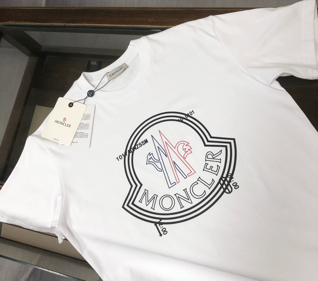 P75 💥 MON*CLER 蒙口 最新款情侣款圆领短袖 情侣T恤～ 春夏新品 高品质 🔥🔥时尚百搭潮款 定制进口面料 ！穿着舒适 透气 时尚不失个性 上身休闲随性 帅气有型 彰显大牌气质！！ 颜色：黑色 白色 尺码：M-3XL ( 下单请报身高体重)