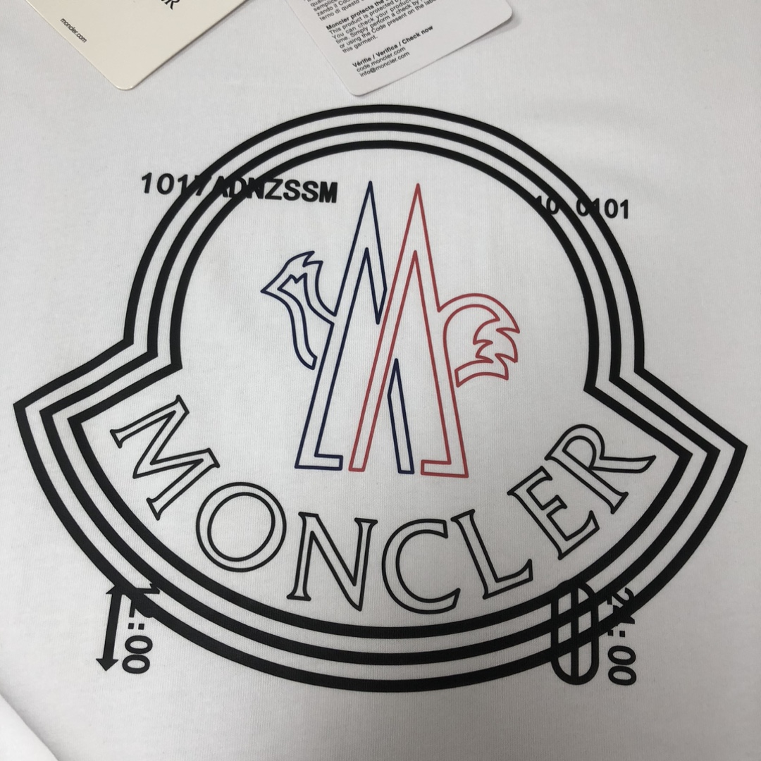 P75 💥 MON*CLER 蒙口 最新款情侣款圆领短袖 情侣T恤～ 春夏新品 高品质 🔥🔥时尚百搭潮款 定制进口面料 ！穿着舒适 透气 时尚不失个性 上身休闲随性 帅气有型 彰显大牌气质！！ 颜色：黑色 白色 尺码：M-3XL ( 下单请报身高体重)