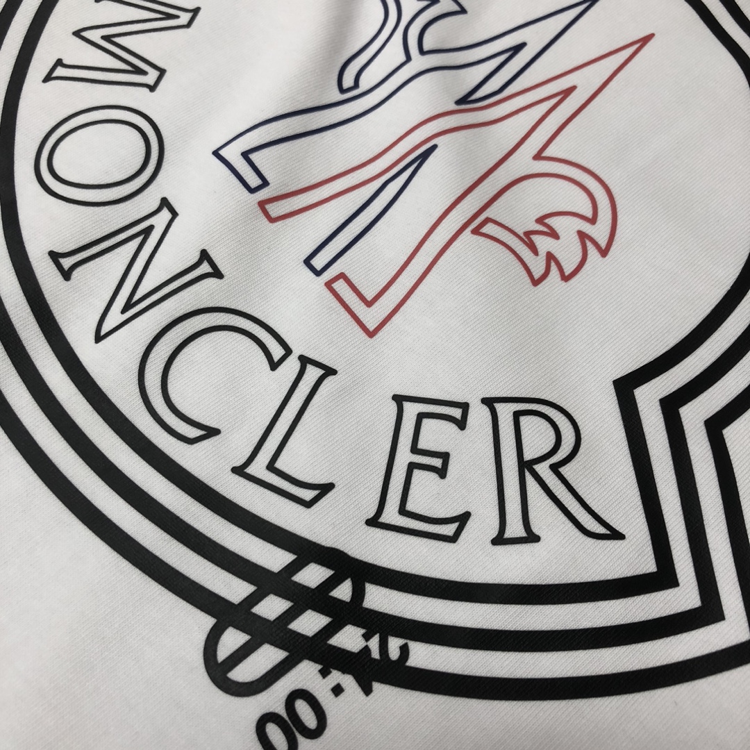 P75 💥 MON*CLER 蒙口 最新款情侣款圆领短袖 情侣T恤～ 春夏新品 高品质 🔥🔥时尚百搭潮款 定制进口面料 ！穿着舒适 透气 时尚不失个性 上身休闲随性 帅气有型 彰显大牌气质！！ 颜色：黑色 白色 尺码：M-3XL ( 下单请报身高体重)
