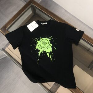P75 💥 MONCLER 蒙口 夏季新款圆领短袖T恤！270克重磅高端纯棉面料，手感质感都极完美！修身裁剪设计干净利落！时尚又好看！走线做工非常精致！版型效果超赞！而且透气性能超强！任何年龄阶段都可轻松驾驭，男士衣橱里必备的单品。 颜色： 米白 黑色 码数：M-3XL （下单请报身高体重）