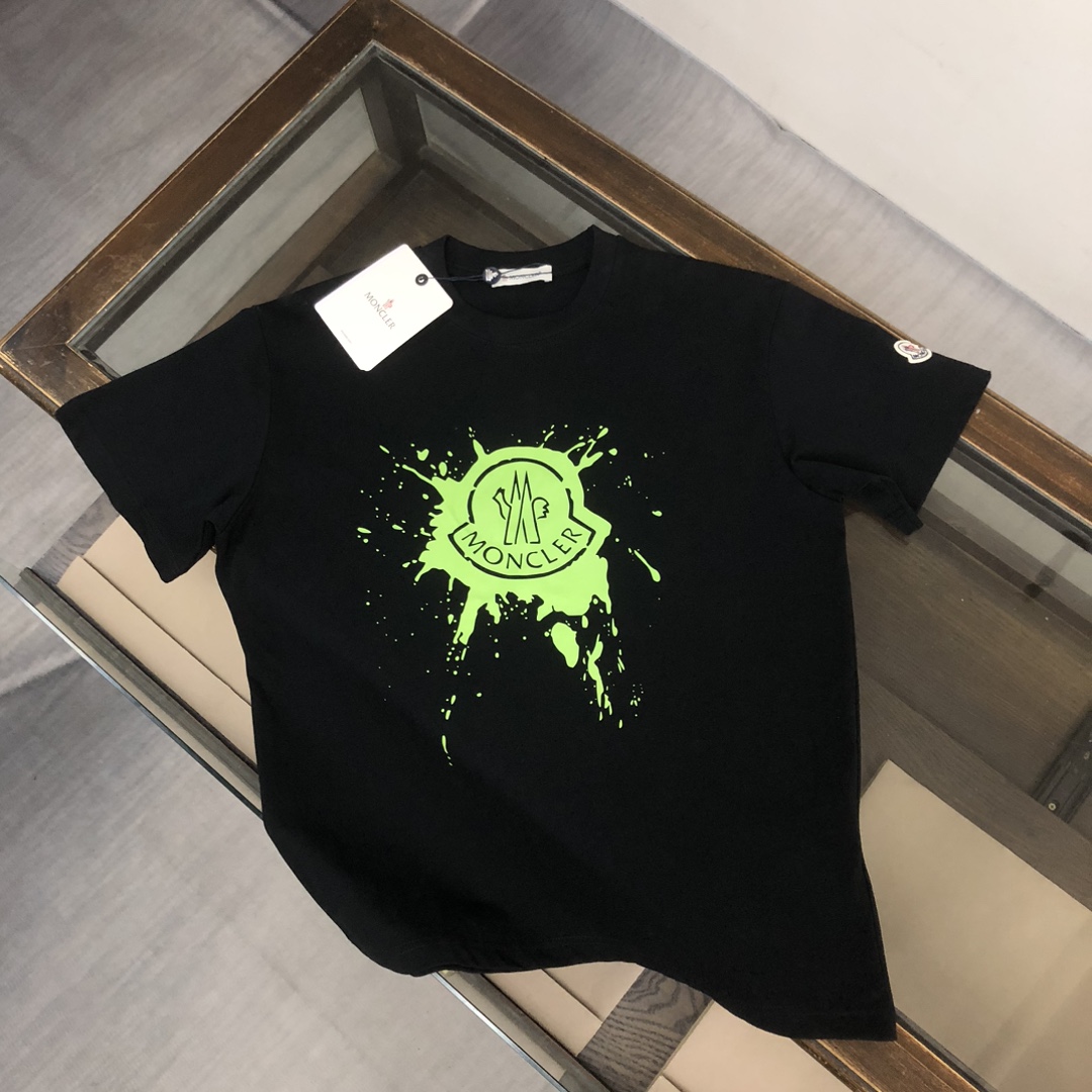 weigou_224210_0_e447788ae6 P75 💥 MONCLER 蒙口 夏季新款圆领短袖T恤!270克重磅高端纯棉面料,手感质感都极完美!修身裁剪设计干净利落!时尚又好看!走线做工非常精致!版型效果超赞!而且透气性能超强!任何年龄阶段都可轻松驾驭,男士衣橱里必备的单品。 颜色: 米白 黑色 码数:M-3XL (下单请报身高体重)
