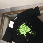 weigou_224210_1_2ba818d006 P75 💥 MONCLER 蒙口 夏季新款圆领短袖T恤!270克重磅高端纯棉面料,手感质感都极完美!修身裁剪设计干净利落!时尚又好看!走线做工非常精致!版型效果超赞!而且透气性能超强!任何年龄阶段都可轻松驾驭,男士衣橱里必备的单品。 颜色: 米白 黑色 码数:M-3XL (下单请报身高体重)