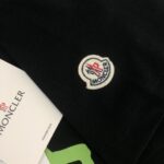 weigou_224210_5_862a6f5c76 P75 💥 MONCLER 蒙口 夏季新款圆领短袖T恤!270克重磅高端纯棉面料,手感质感都极完美!修身裁剪设计干净利落!时尚又好看!走线做工非常精致!版型效果超赞!而且透气性能超强!任何年龄阶段都可轻松驾驭,男士衣橱里必备的单品。 颜色: 米白 黑色 码数:M-3XL (下单请报身高体重)