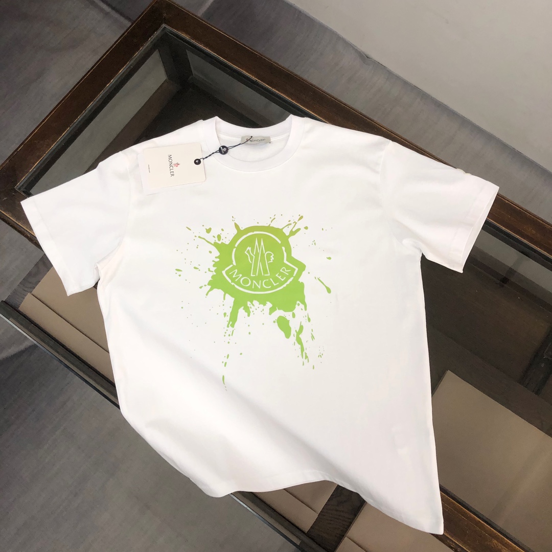weigou_224253_0_35f1ec8846 P75 💥 MONCLER 蒙口 夏季新款圆领短袖T恤!270克重磅高端纯棉面料,手感质感都极完美!修身裁剪设计干净利落!时尚又好看!走线做工非常精致!版型效果超赞!而且透气性能超强!任何年龄阶段都可轻松驾驭,男士衣橱里必备的单品。 颜色: 米白 黑色 码数:M-3XL (下单请报身高体重)