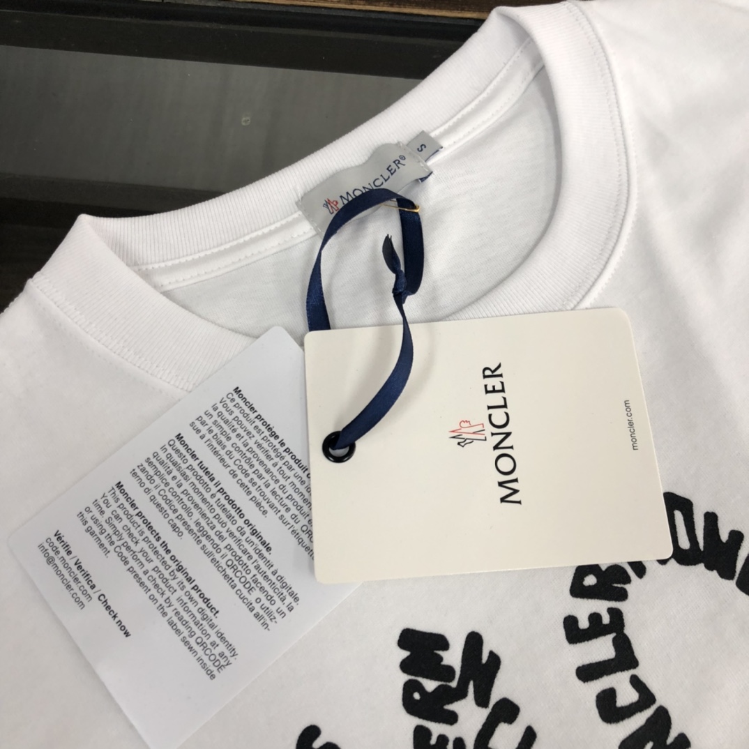 weigou_224310_3_3ae8223f07 P75 💥 蒙口 夏季新款圆领短袖T恤!270克重磅高端纯棉面料,手感质感都极完美!修身裁剪设计干净利落!时尚又好看!走线做工非常精致!版型效果超赞!而且透气性能超强!任何年龄阶段都可轻松驾驭,男士衣橱里必备的单品。 颜色: 米白 黑色 码数:M-3XL (下单请报身高体重)