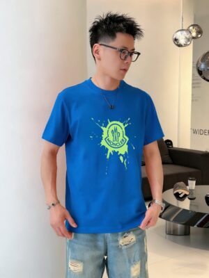 weigou_224312_0_73bfa6d525 P70 品牌: 蒙口 (胖子福音)原单男士休闲短袖T恤,2026春夏新品,定制胸前顶级logo 工艺、搭配整件细节 品质及剪裁设计都堪称一流,定制进口丝光棉面料!型格十足,配色轻熟百搭。M-5XL(穿到220斤)
