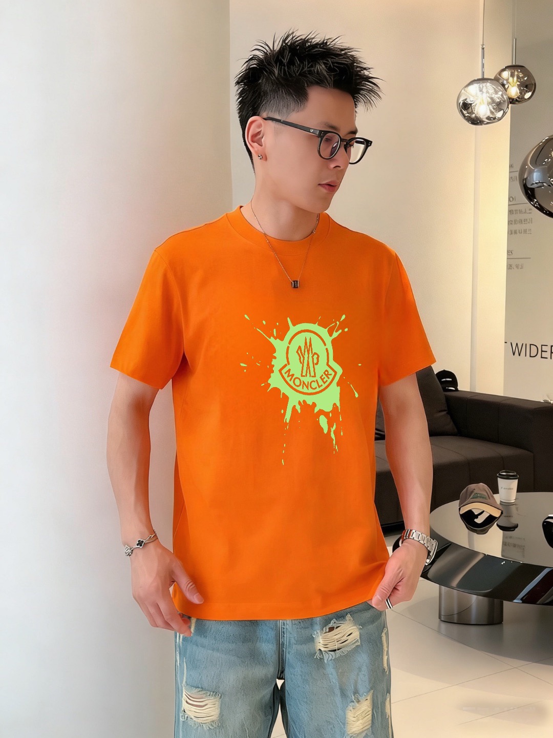 P70 品牌： 蒙口 (胖子福音)原单男士休闲短袖T恤，2026春夏新品，定制胸前顶级logo 工艺、搭配整件细节 品质及剪裁设计都堪称一流，定制进口丝光棉面料！型格十足，配色轻熟百搭。M-5XL(穿到220斤)