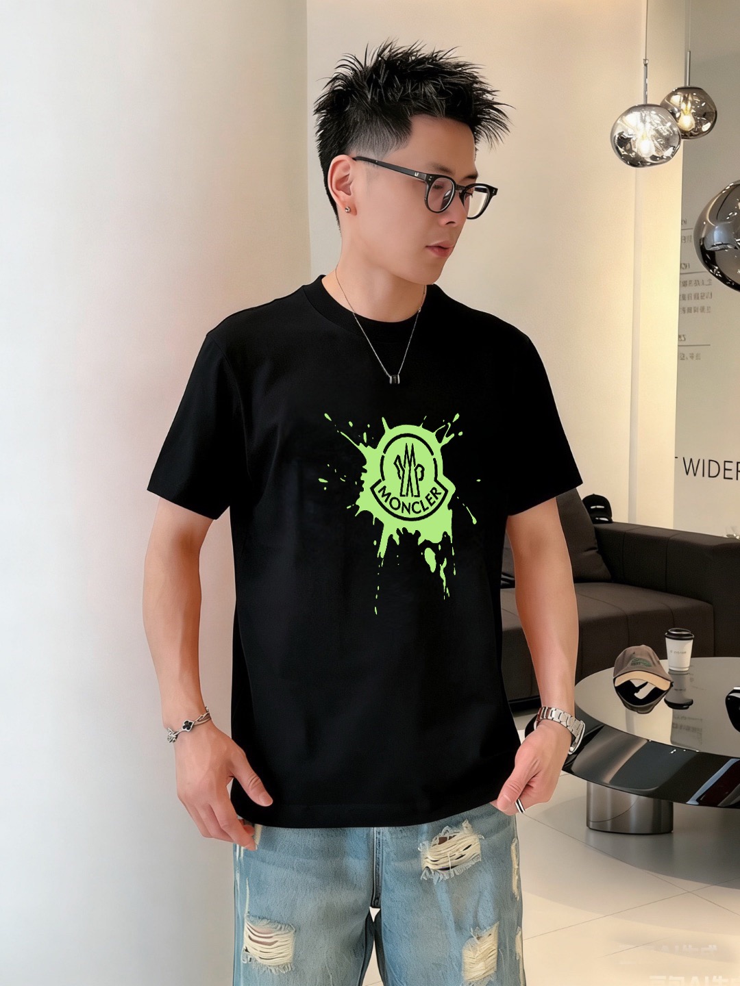 P70 品牌： 蒙口 (胖子福音)原单男士休闲短袖T恤，2026春夏新品，定制胸前顶级logo 工艺、搭配整件细节 品质及剪裁设计都堪称一流，定制进口丝光棉面料！型格十足，配色轻熟百搭。M-5XL(穿到220斤)