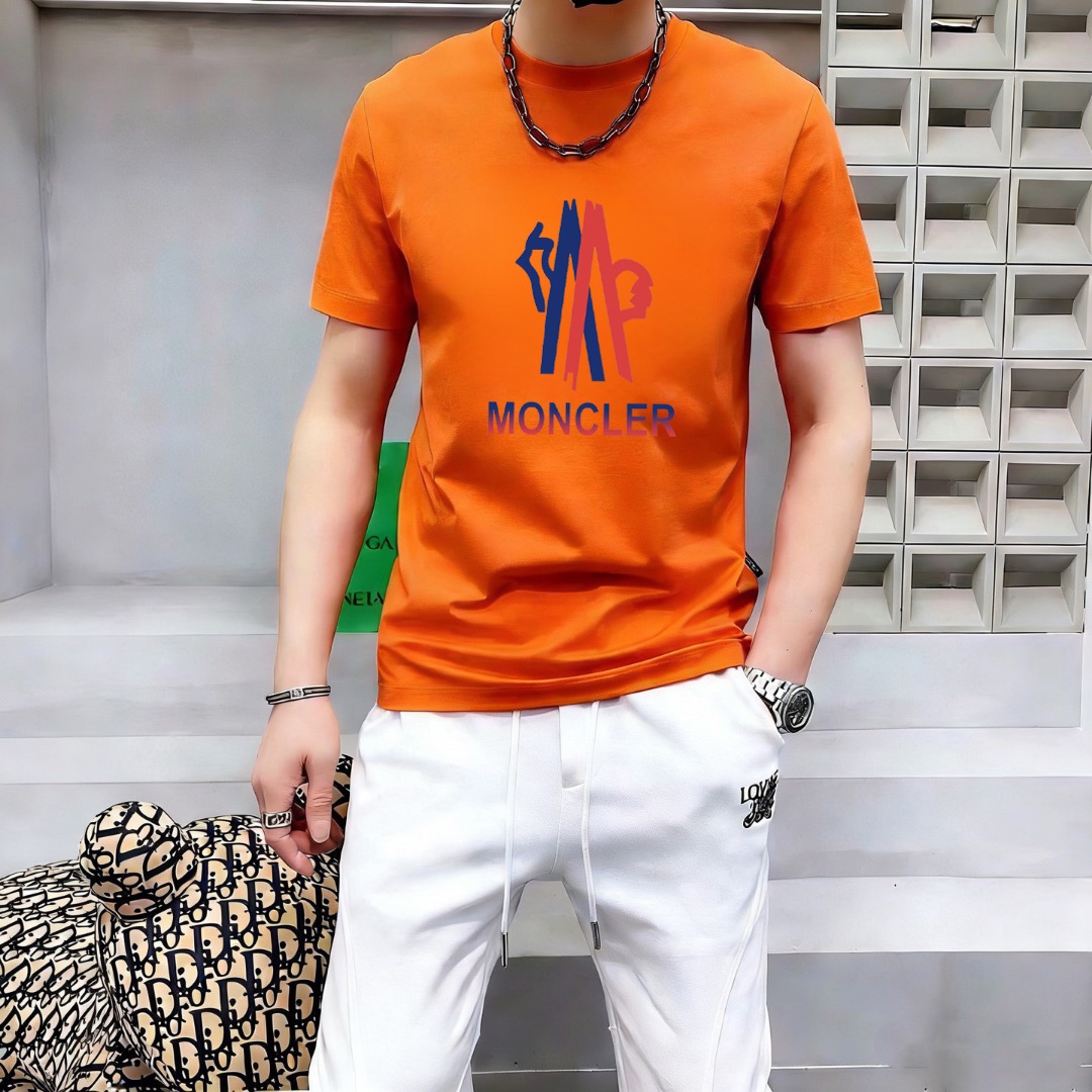 P70 品牌： 蒙口 (胖子福音)原单男士休闲短袖T恤，2026春夏新品，定制胸前顶级logo 工艺、搭配整件细节 品质及剪裁设计都堪称一流，定制进口丝光棉面料！型格十足，配色轻熟百搭。M-5XL(穿到220斤)