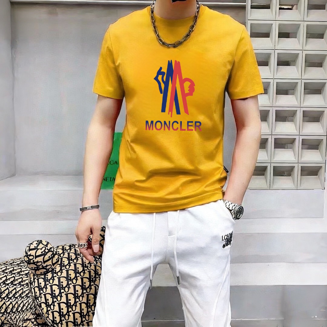 P70 品牌： 蒙口 (胖子福音)原单男士休闲短袖T恤，2026春夏新品，定制胸前顶级logo 工艺、搭配整件细节 品质及剪裁设计都堪称一流，定制进口丝光棉面料！型格十足，配色轻熟百搭。M-5XL(穿到220斤)