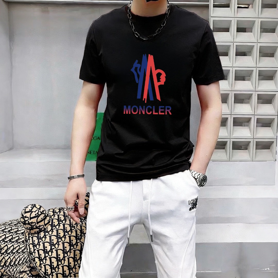 P70 品牌： 蒙口 (胖子福音)原单男士休闲短袖T恤，2026春夏新品，定制胸前顶级logo 工艺、搭配整件细节 品质及剪裁设计都堪称一流，定制进口丝光棉面料！型格十足，配色轻熟百搭。M-5XL(穿到220斤)