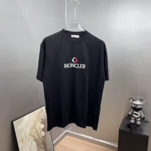P80 moncle～ 蒙口刺绣字母徽章 《区别通货面料》7a抗菌短袖tee 负离子上身十分舒适，男女同款半袖，落肩宽松版型 颜色: 黑色 白色 咖啡色 尺码：S（90-130斤） M（125-150斤） L（135-165斤） XL（160-190斤） XXL（185-220斤）