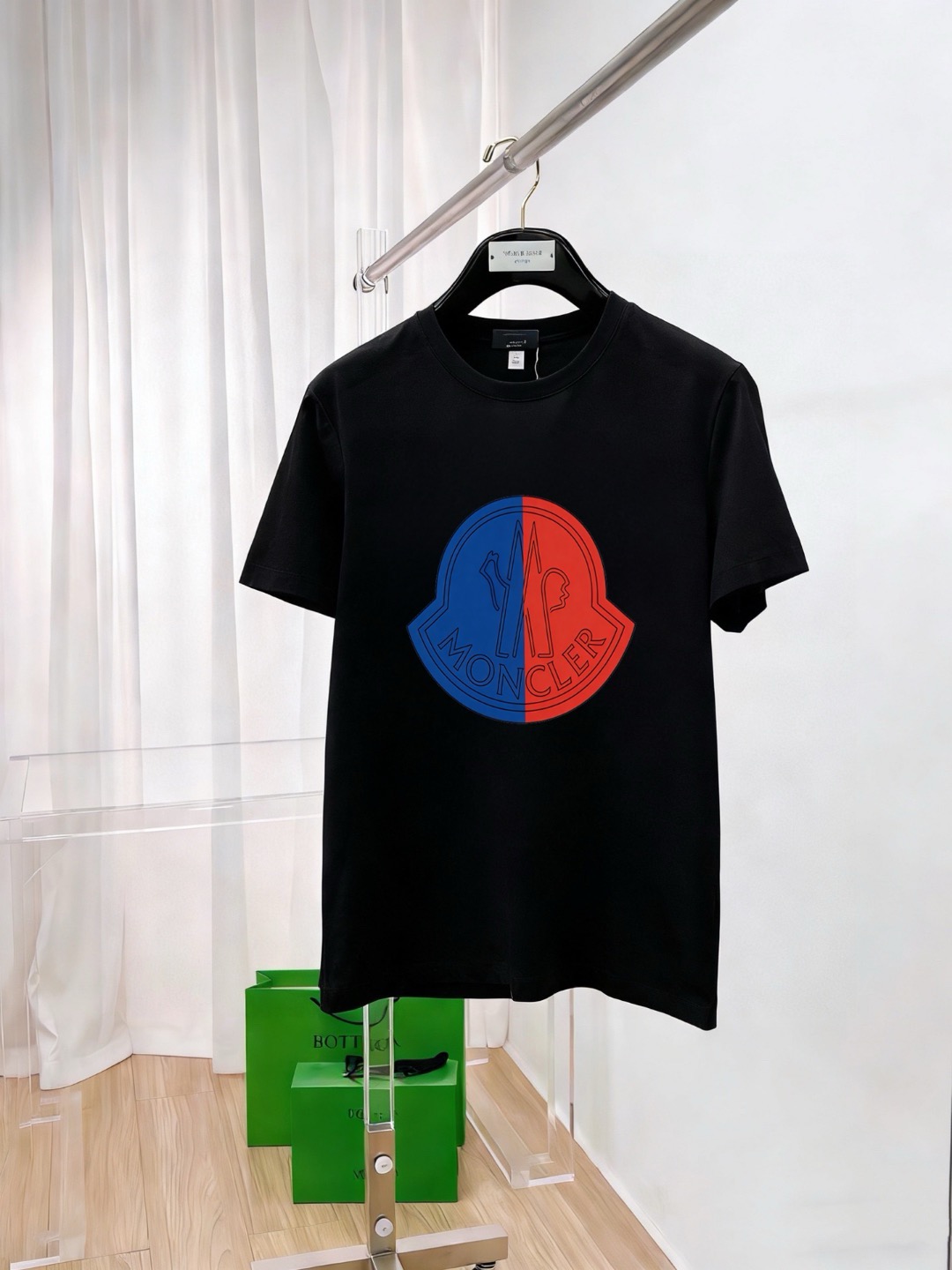 P70 品牌： 蒙口 (胖子福音)原单男士休闲短袖T恤，2026春夏新品，定制胸前顶级logo 工艺、搭配整件细节 品质及剪裁设计都堪称一流，定制进口丝光棉面料！型格十足，配色轻熟百搭。M-5XL(穿到220斤)