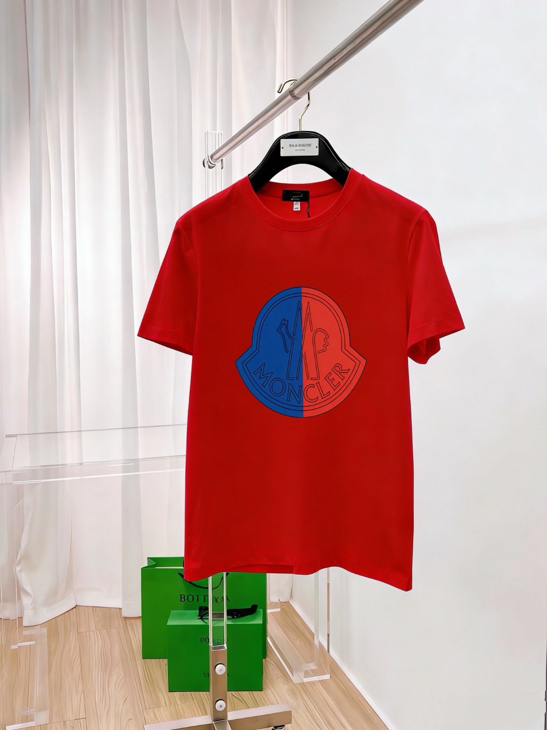 P70 品牌： 蒙口 (胖子福音)原单男士休闲短袖T恤，2026春夏新品，定制胸前顶级logo 工艺、搭配整件细节 品质及剪裁设计都堪称一流，定制进口丝光棉面料！型格十足，配色轻熟百搭。M-5XL(穿到220斤)