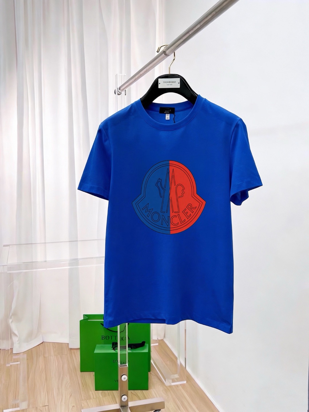 P70 品牌： 蒙口 (胖子福音)原单男士休闲短袖T恤，2026春夏新品，定制胸前顶级logo 工艺、搭配整件细节 品质及剪裁设计都堪称一流，定制进口丝光棉面料！型格十足，配色轻熟百搭。M-5XL(穿到220斤)
