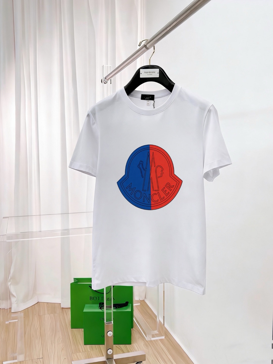 P70 品牌： 蒙口 (胖子福音)原单男士休闲短袖T恤，2026春夏新品，定制胸前顶级logo 工艺、搭配整件细节 品质及剪裁设计都堪称一流，定制进口丝光棉面料！型格十足，配色轻熟百搭。M-5XL(穿到220斤)