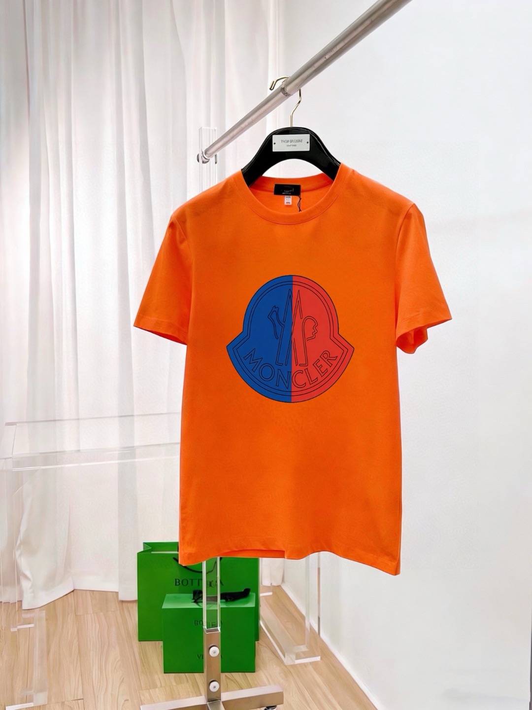 P70 品牌： 蒙口 (胖子福音)原单男士休闲短袖T恤，2026春夏新品，定制胸前顶级logo 工艺、搭配整件细节 品质及剪裁设计都堪称一流，定制进口丝光棉面料！型格十足，配色轻熟百搭。M-5XL(穿到220斤)
