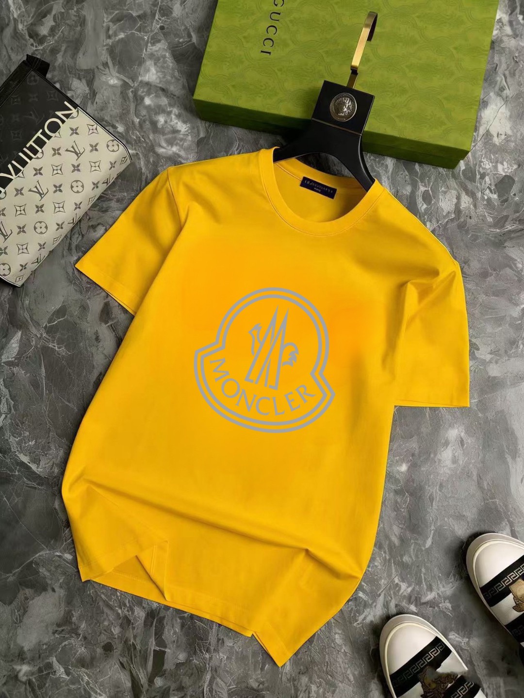P70 品牌： 蒙口 (胖子福音)原单男士休闲短袖T恤，2026春夏新品，定制胸前顶级logo 工艺、搭配整件细节 品质及剪裁设计都堪称一流，定制进口丝光棉面料！型格十足，配色轻熟百搭。M-5XL(穿到220斤)