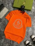 P70 品牌： 蒙口 (胖子福音)原单男士休闲短袖T恤，2026春夏新品，定制胸前顶级logo 工艺、搭配整件细节 品质及剪裁设计都堪称一流，定制进口丝光棉面料！型格十足，配色轻熟百搭。M-5XL(穿到220斤)