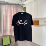 P70 Moncle* 蒙口2026夏季新款 个性logo印花 定制面料300 短袖t恤 男女同款 尺码：S M L XL XXL 五个码 颜色：黑色 白色 绿色 紫色