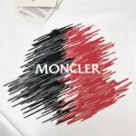 P75 💥 MON*CLER 蒙口 最新款情侣款短袖T恤～顶级印花logo设计～面料上身舒适透气，不僵硬，修身的剪裁，采用高定定制纯棉面料！上身舒适有型，内搭单穿都完全没问题，时尚潮人必备！！！ 颜色：黑色 米白 码数：M-3XL（下单请报身高体重）