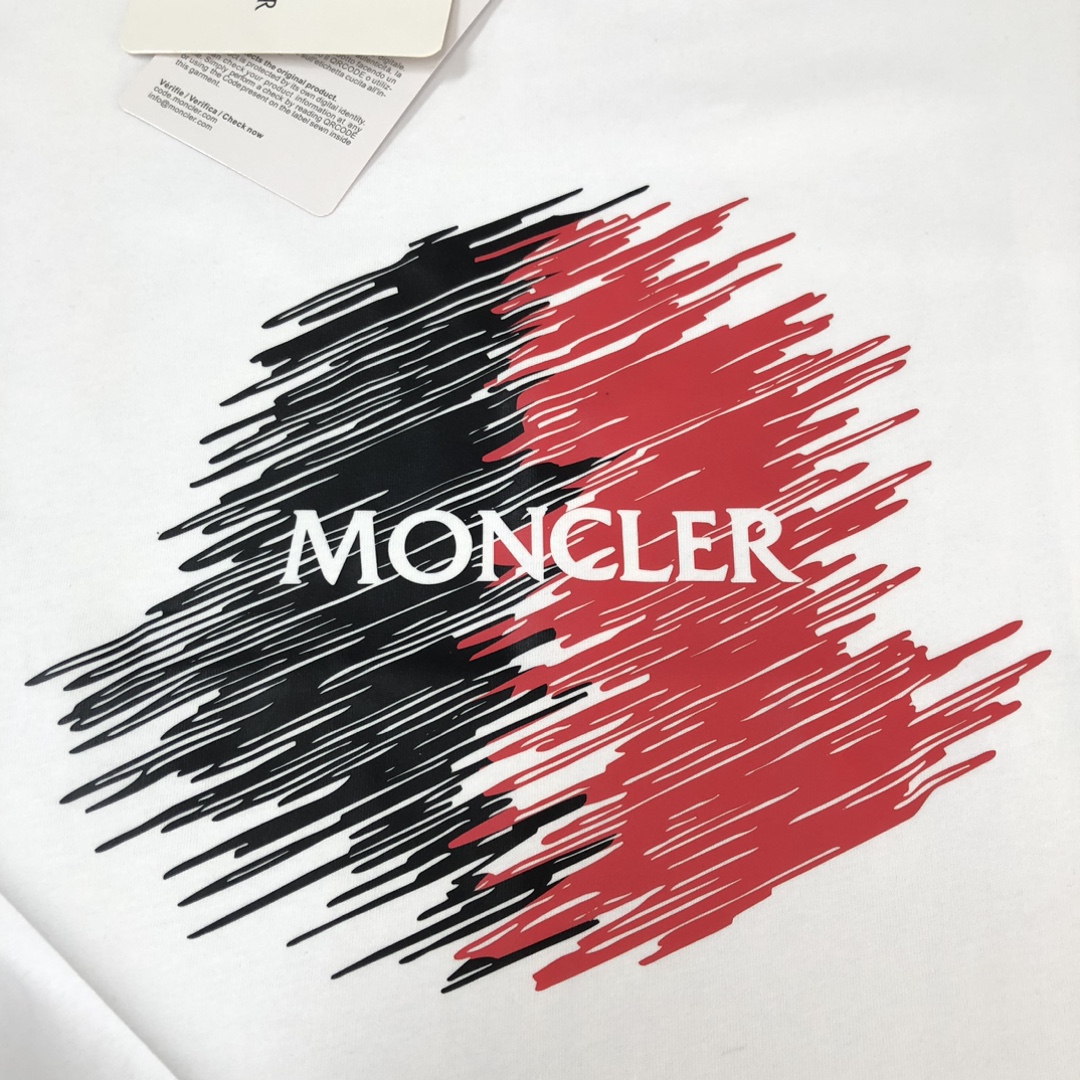 P75 💥 MON*CLER 蒙口 最新款情侣款短袖T恤～顶级印花logo设计～面料上身舒适透气，不僵硬，修身的剪裁，采用高定定制纯棉面料！上身舒适有型，内搭单穿都完全没问题，时尚潮人必备！！！ 颜色：黑色 米白 码数：M-3XL（下单请报身高体重）