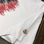 P75 💥 MON*CLER 蒙口 最新款情侣款短袖T恤～顶级印花logo设计～面料上身舒适透气，不僵硬，修身的剪裁，采用高定定制纯棉面料！上身舒适有型，内搭单穿都完全没问题，时尚潮人必备！！！ 颜色：黑色 米白 码数：M-3XL（下单请报身高体重）