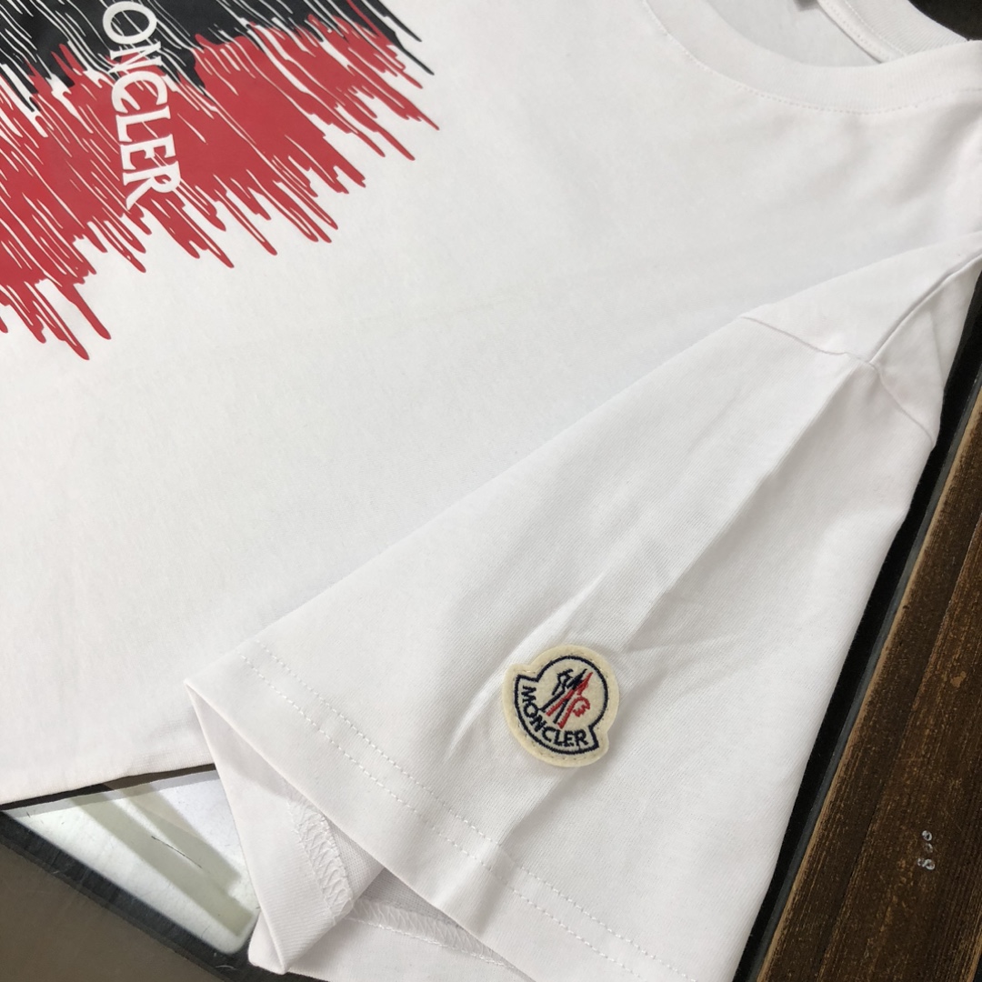 P75 💥 MON*CLER 蒙口 最新款情侣款短袖T恤～顶级印花logo设计～面料上身舒适透气，不僵硬，修身的剪裁，采用高定定制纯棉面料！上身舒适有型，内搭单穿都完全没问题，时尚潮人必备！！！ 颜色：黑色 米白 码数：M-3XL（下单请报身高体重）