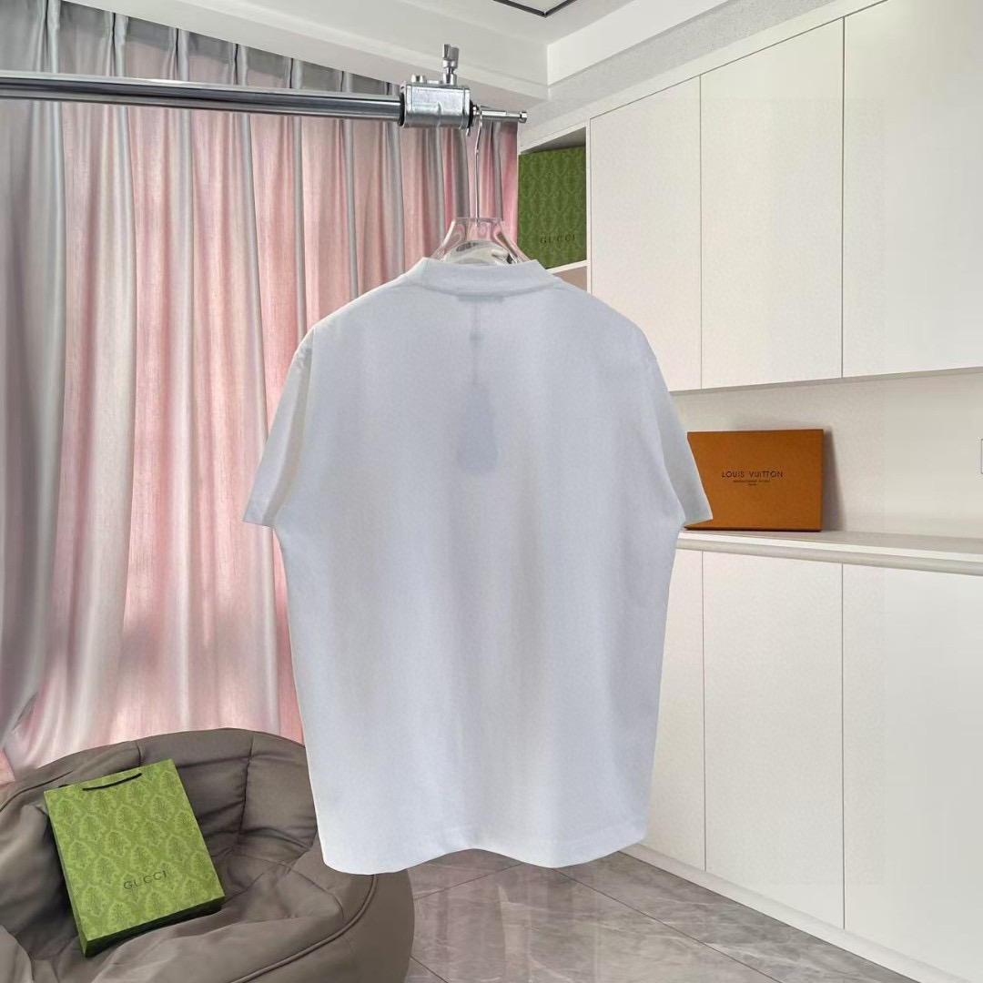 P70 Moncle* 蒙口2026夏季新款 个性logo印花 定制面料300 短袖t恤 男女同款 尺码：S M L XL XXL 五个码 颜色：黑色 白色 绿色 紫色