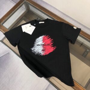 P75 💥 MON*CLER 蒙口 最新款情侣款短袖T恤～顶级印花logo设计～面料上身舒适透气，不僵硬，修身的剪裁，采用高定定制纯棉面料！上身舒适有型，内搭单穿都完全没问题，时尚潮人必备！！！ 颜色：黑色 米白 码数：M-3XL（下单请报身高体重）
