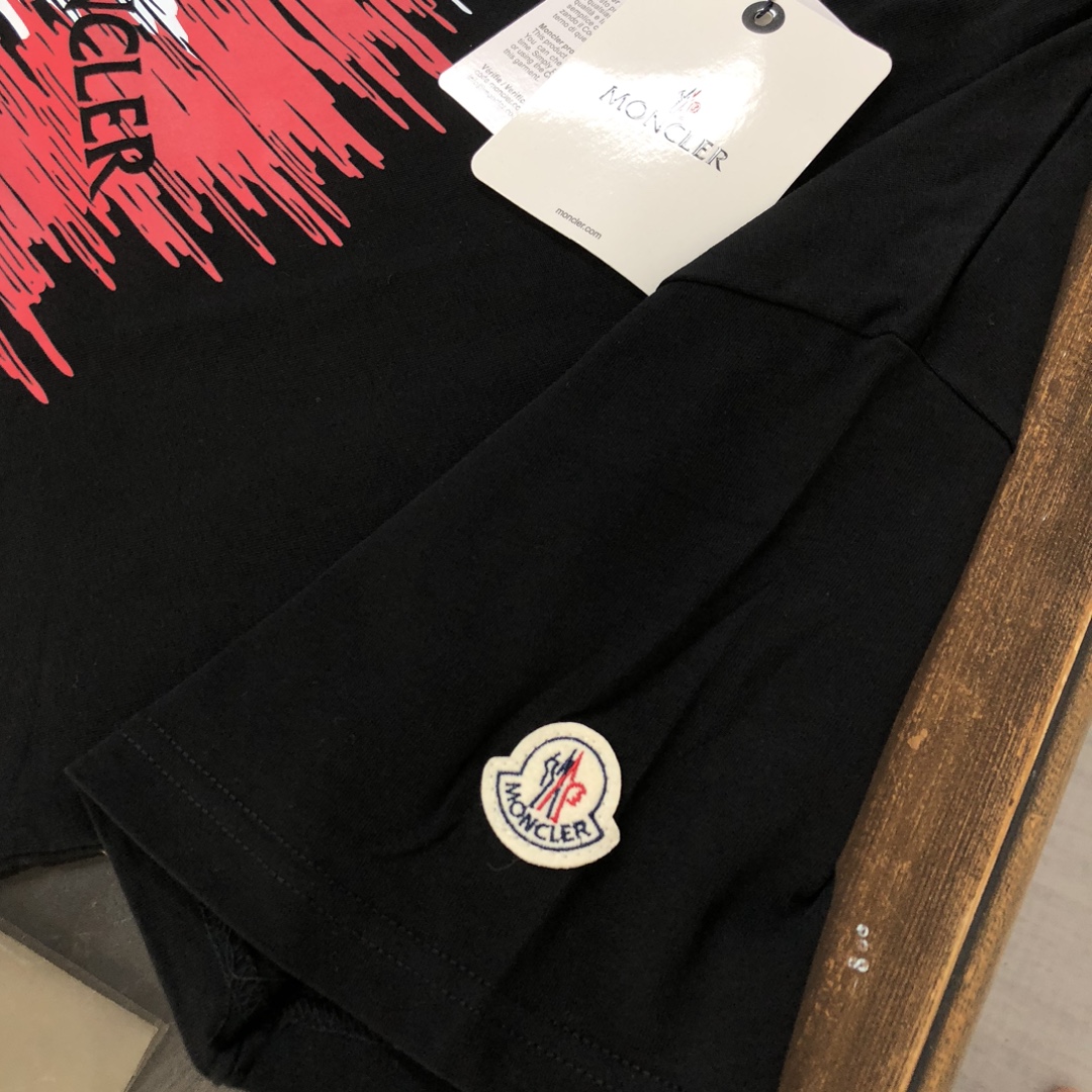 P75 💥 MON*CLER 蒙口 最新款情侣款短袖T恤～顶级印花logo设计～面料上身舒适透气，不僵硬，修身的剪裁，采用高定定制纯棉面料！上身舒适有型，内搭单穿都完全没问题，时尚潮人必备！！！ 颜色：黑色 米白 码数：M-3XL（下单请报身高体重）