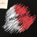 P75 💥 MON*CLER 蒙口 最新款情侣款短袖T恤～顶级印花logo设计～面料上身舒适透气，不僵硬，修身的剪裁，采用高定定制纯棉面料！上身舒适有型，内搭单穿都完全没问题，时尚潮人必备！！！ 颜色：黑色 米白 码数：M-3XL（下单请报身高体重）