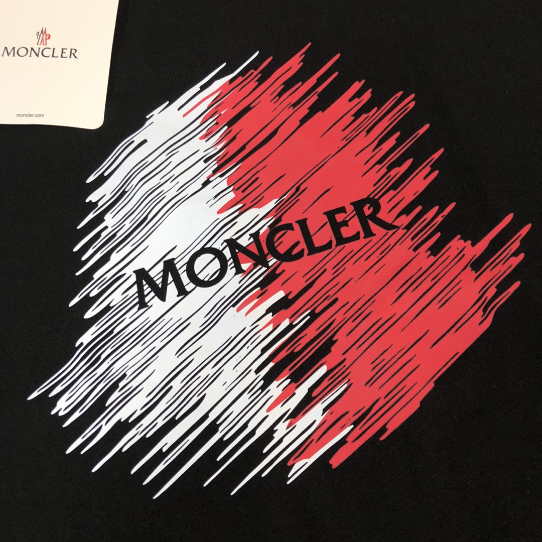 P75 💥 MON*CLER 蒙口 最新款情侣款短袖T恤～顶级印花logo设计～面料上身舒适透气，不僵硬，修身的剪裁，采用高定定制纯棉面料！上身舒适有型，内搭单穿都完全没问题，时尚潮人必备！！！ 颜色：黑色 米白 码数：M-3XL（下单请报身高体重）